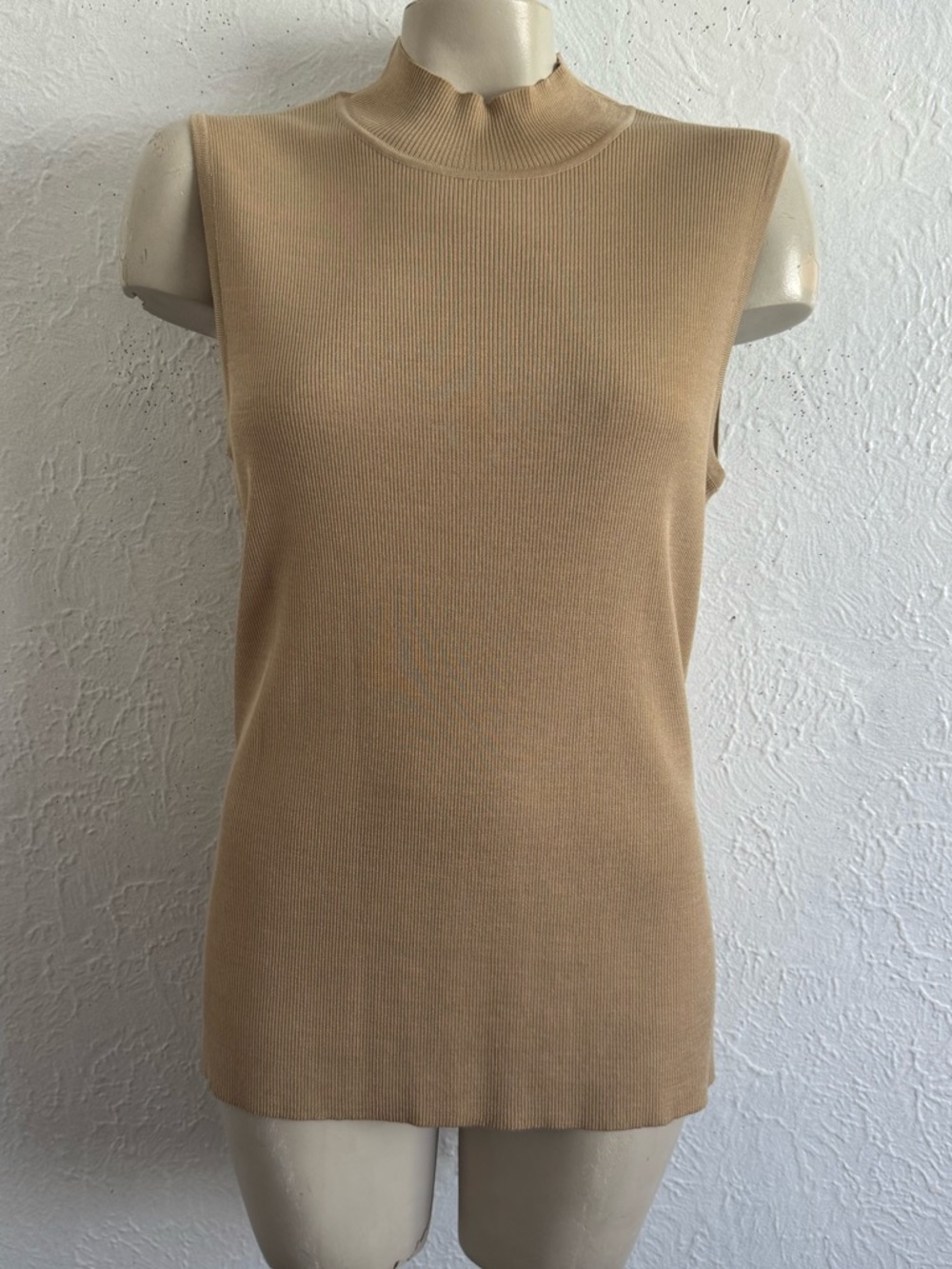 ST. JOHN WOOL BEIGE MOCKNECK SLEEVELESS SHELL SWEATER TOP SZ L - Picture 5 of 9